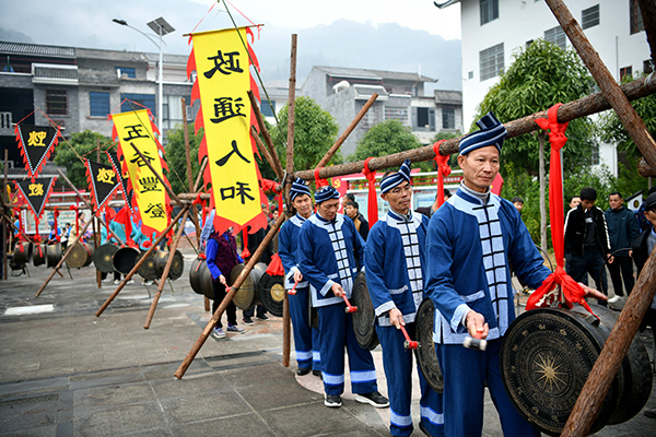 广西东兰县巴畴壮寨农耕文化旅游节演绎铜鼓祭灶习俗。高东风摄