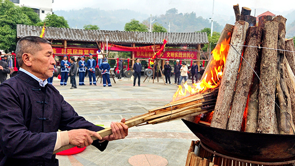 廣西東蘭縣巴疇壯寨農耕文化旅游節非遺祭灶儀式。高東風攝