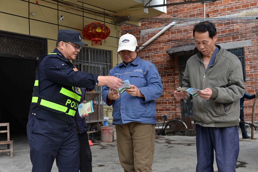 覃柳宜到铁路沿线村庄开展铁路安全宣传。孙赟飞摄