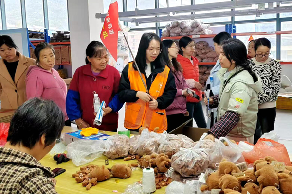 “就业导游”带求职群众到广西乐吉儿玩具有限公司实地参观。