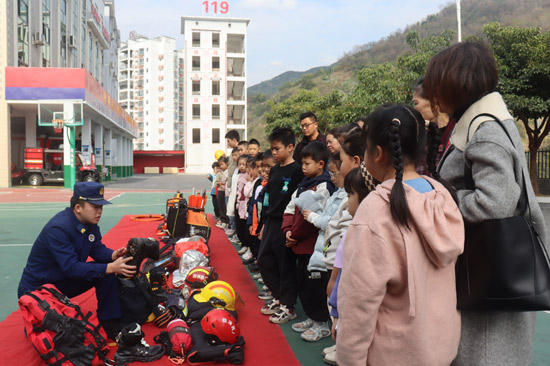 消防員向學生和家長介紹消防器材。梁達攝