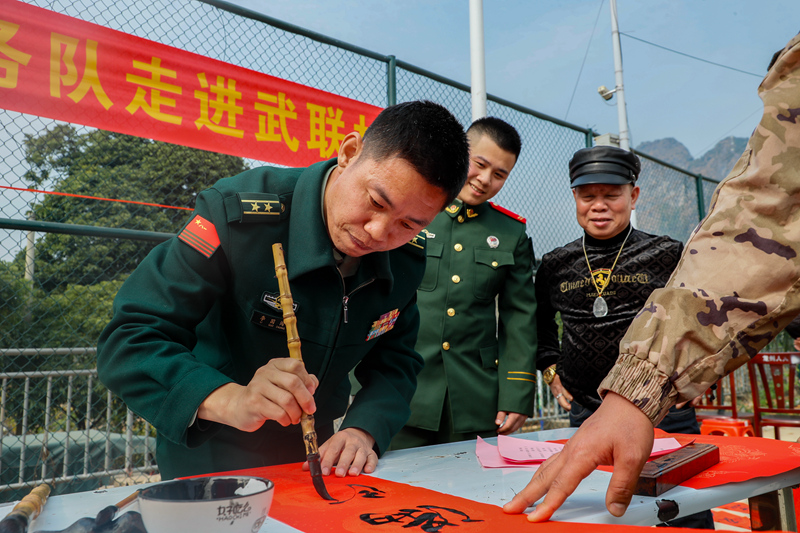 武警官兵为村民书写春联。赵天钰摄