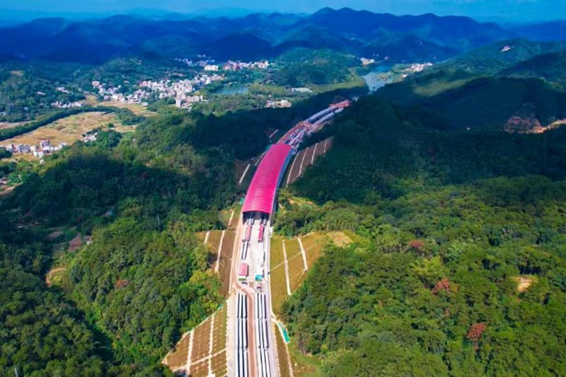 梧州—玉林—钦州公路苍梧至容县段建设中。广西交通投资集团供图