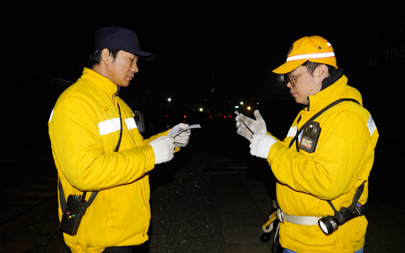 李志運向高歌傳達調車作業計劃。凌靖智攝