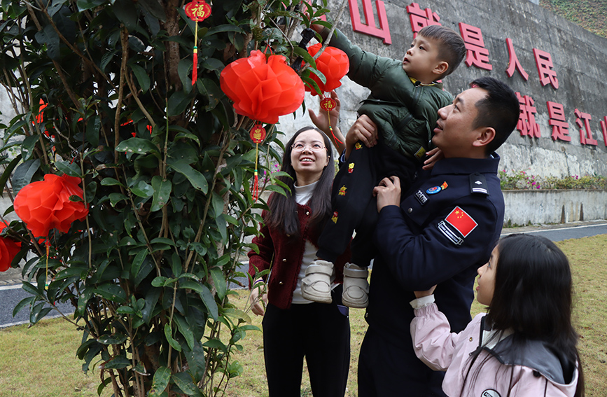 廖雅特（右2）和家人一起装扮警营迎接春节到来。潘正锦摄