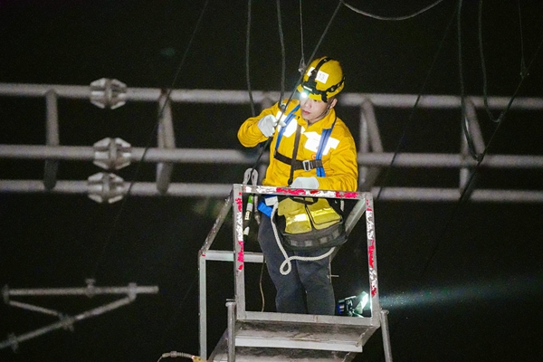 桂林高鐵基礎設施段接觸網工正在對鐵路供電接觸網接觸線、絕緣器等設備進行檢查。秦昱翔 攝