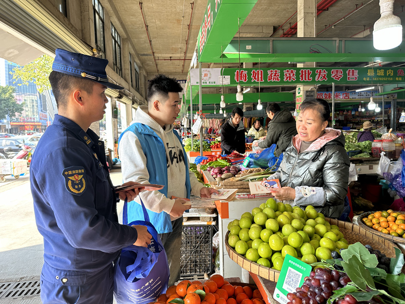 消防队员走进农贸市场开展消防安全宣传。廖栩摄