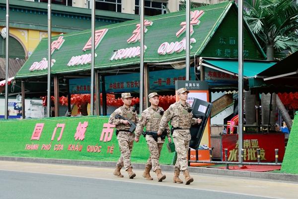 武警官兵在國門景區進行徒步巡邏。