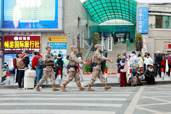 武警官兵在出入境人員通道進行徒步巡邏。