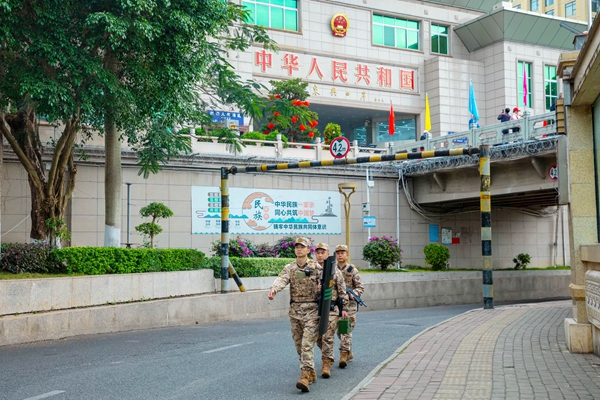 武警官兵在國門附近進行徒步巡邏。