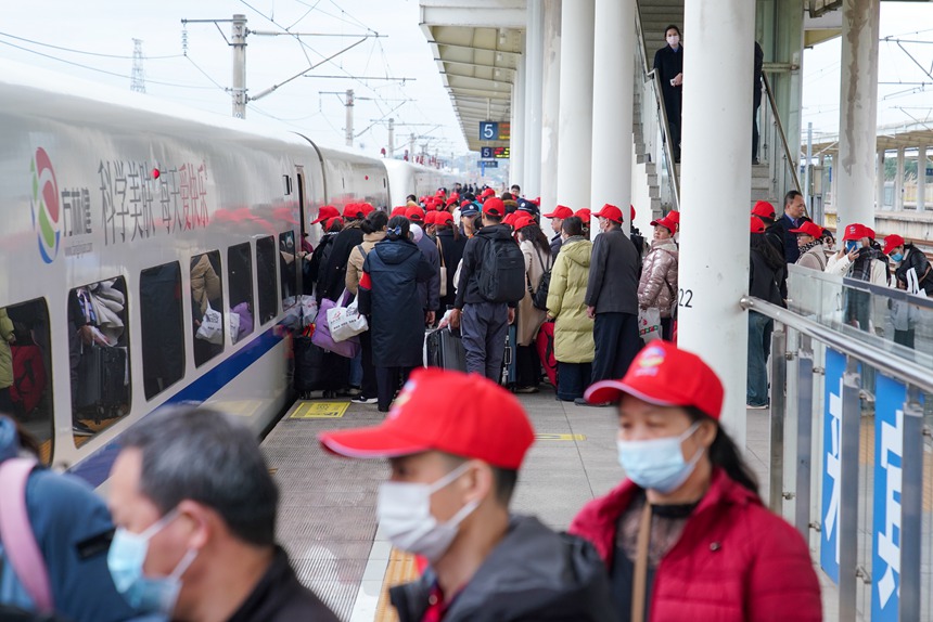 務工人員有序登車