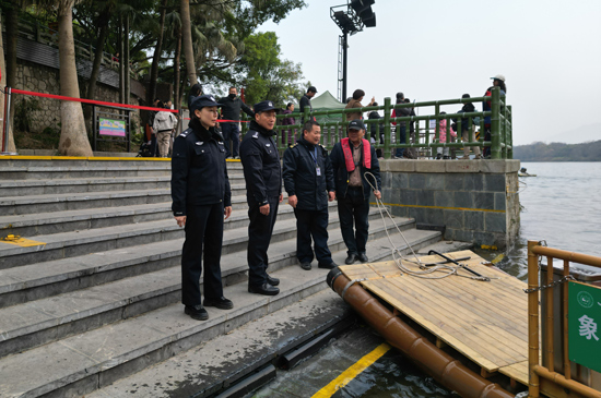 旅游警察部門聯合海事部門在碼頭和游船進行節前安全檢查。桂林市公安局供圖