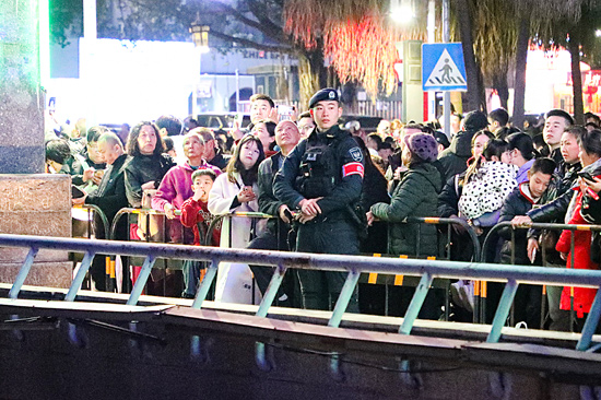 民警在大型活動現場維護秩序。桂林市公安局供圖