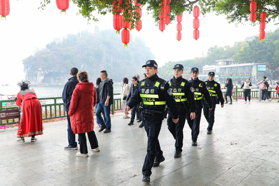 民警在象鼻山景區巡邏。桂林市公安局供圖