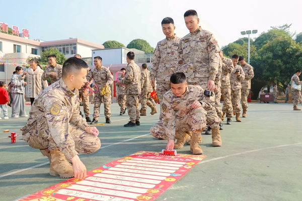 官兵正在进行滚筒游戏。