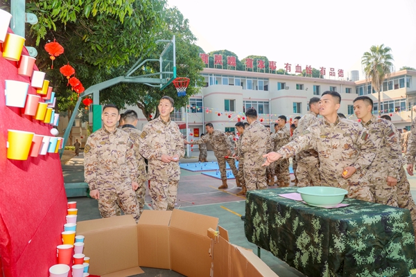 官兵正在进行“投杯”游戏。