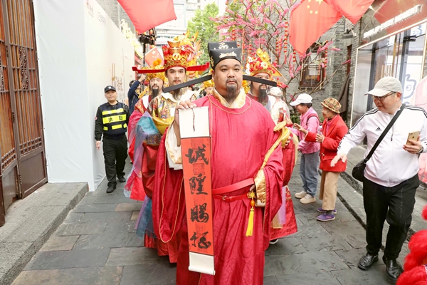 城隍爺攜五路財神出巡，沿街賜福送“財禮”。侯呈志攝