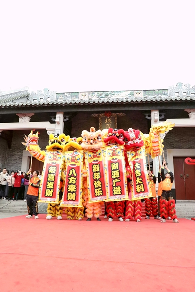 龍獅賀新春。侯呈志攝