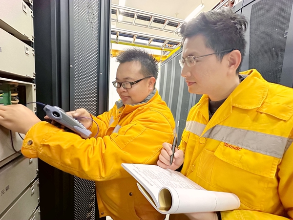 陈宇林李诗萌测试备用光纤。