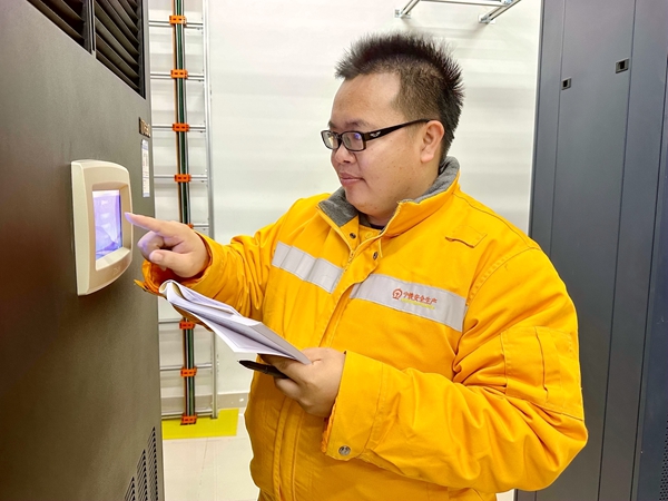 李诗萌在检修通信机房空调。