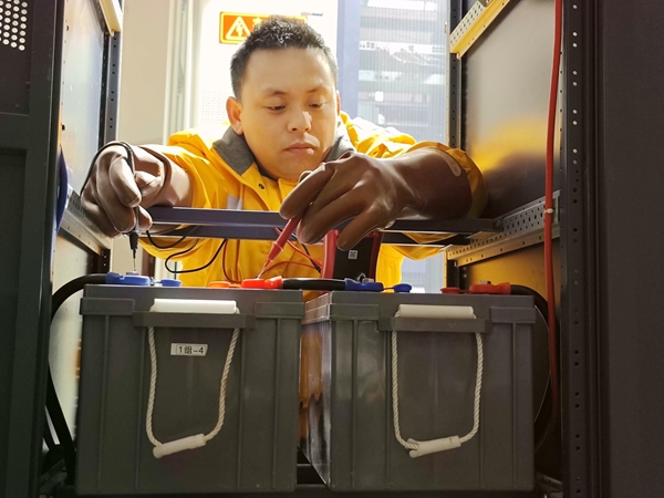 張亮春運期間進行通信機房設備檢修。羅陸韜攝