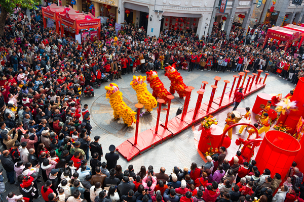 1月29日，梧州市在騎樓城舉辦龍騰獅躍——傳統龍獅賀歲表演，吸引了眾多市民游客駐足欣賞、參與互動。