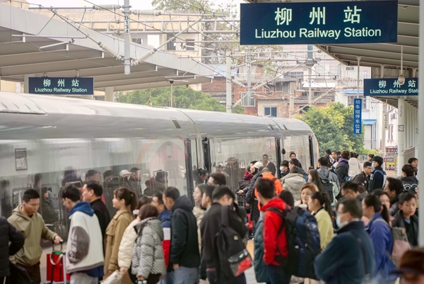 旅客在柳州站排隊乘車。趙波攝