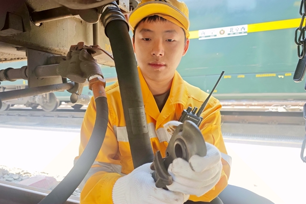 蓝川林正在摘取风管。