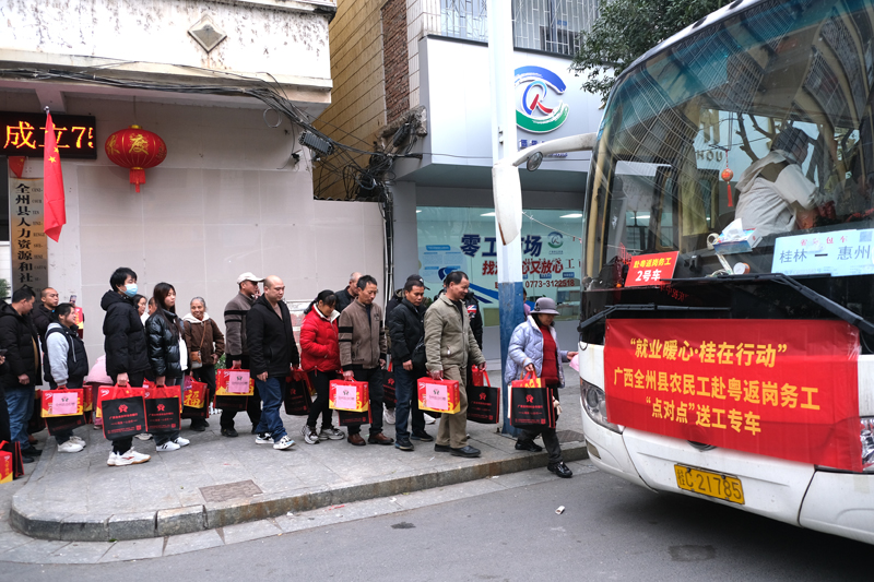 农民工有序排队上车。蒋家红摄