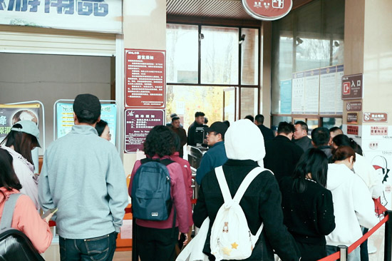 游客在大石围天坑景区摩肩接踵,共赴探秘之旅。乐业县融媒体中心供图