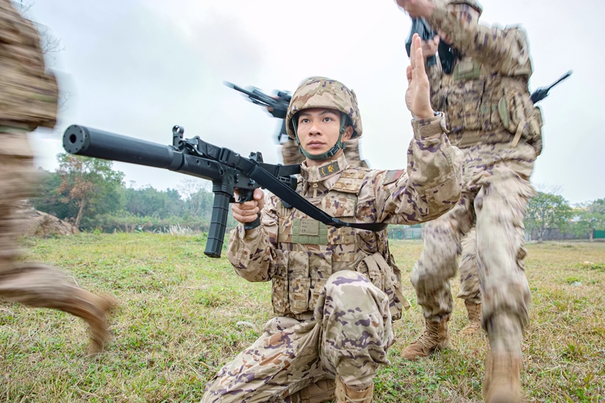 武警官兵掩护队友追击目标。