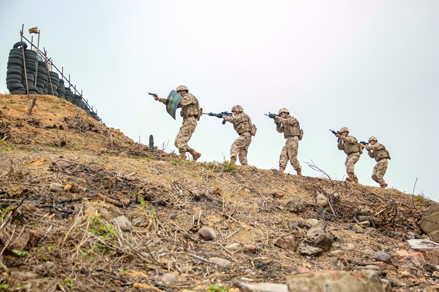 武警官兵沿山路追击目标。