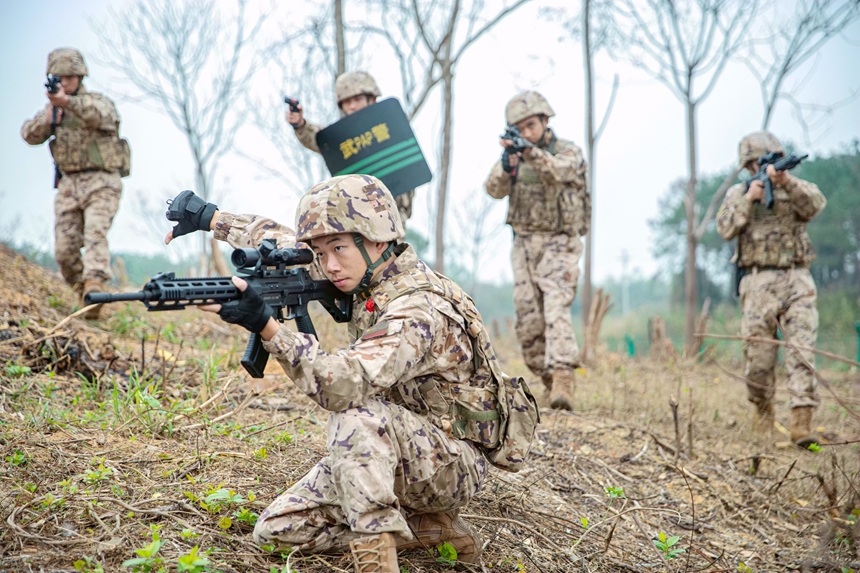 武警官兵交替掩护前进。