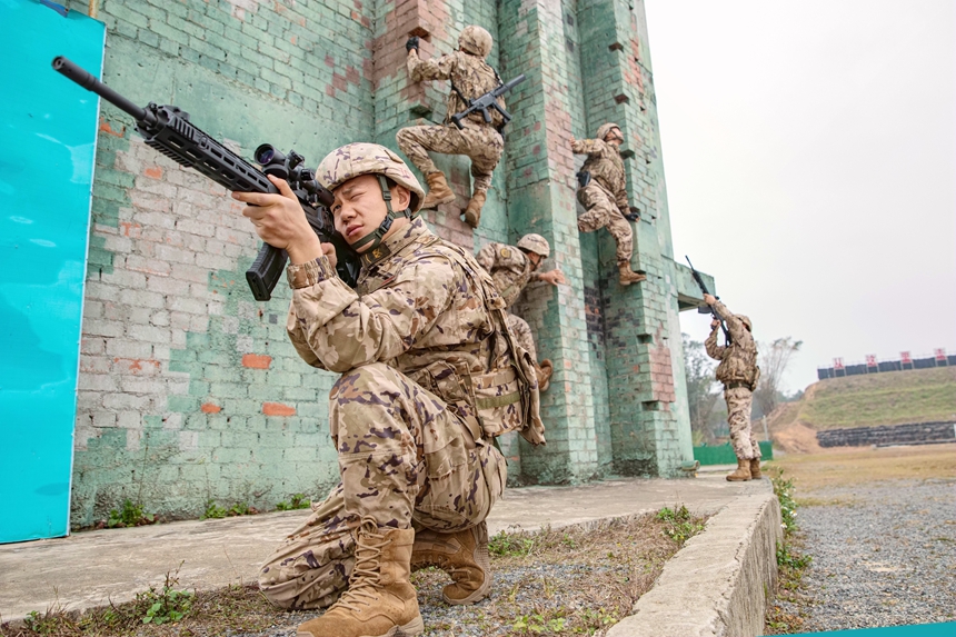 武警官兵攀登接近目标。
