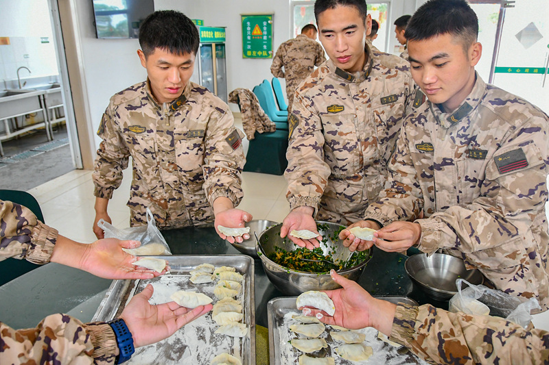 武警官兵组织包饺子。杜思念摄