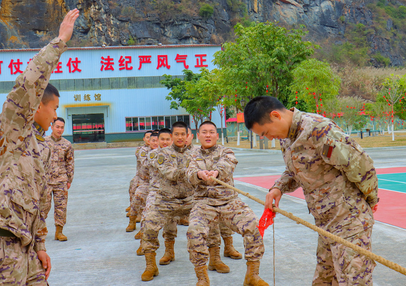 武警官兵正在进行拔河比赛。韩垚翔摄