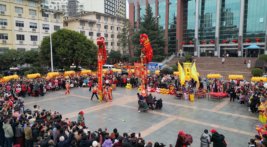 两只雄狮向现场观众送上新年祝福