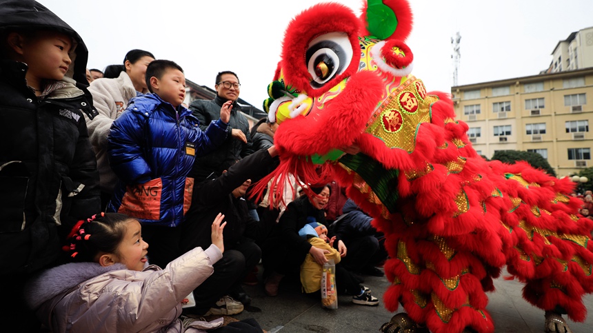 场边观众纷纷触摸狮头，开运纳福