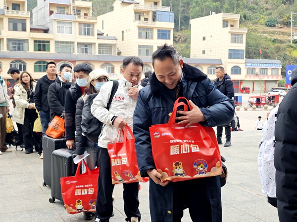 农民工喜领“暖心包”。黄卡兵摄