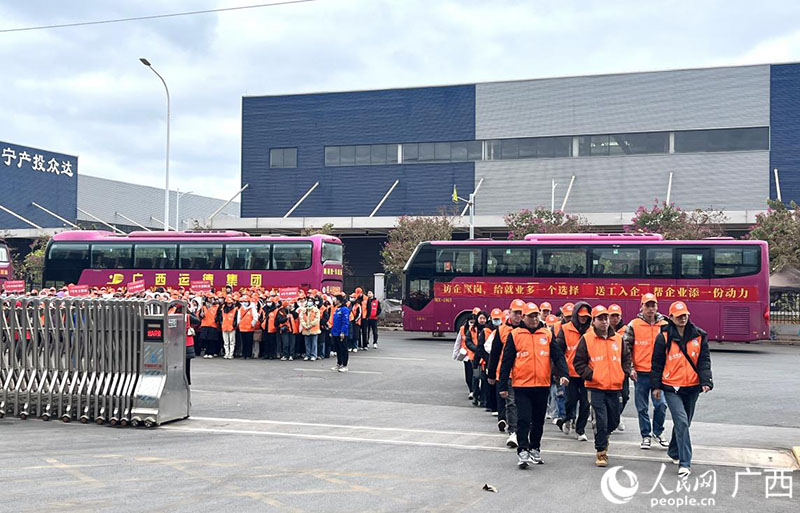 组织求职者入企探岗，“零距离”体验职场。人民网 韦欢摄