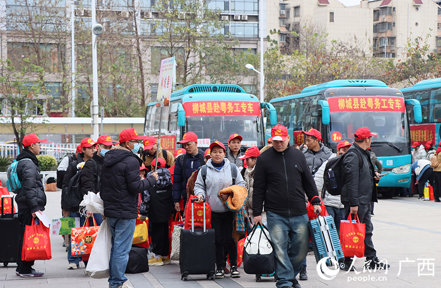 各縣區務工人員乘坐專車到達柳州火車站。人民網 付華周攝