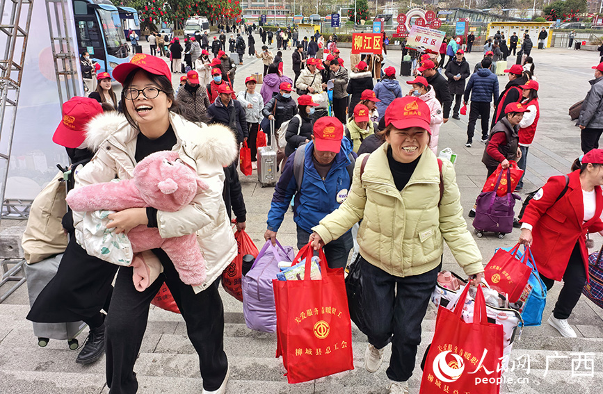 务工人员开心到达柳州火车站。人民网 付华周摄