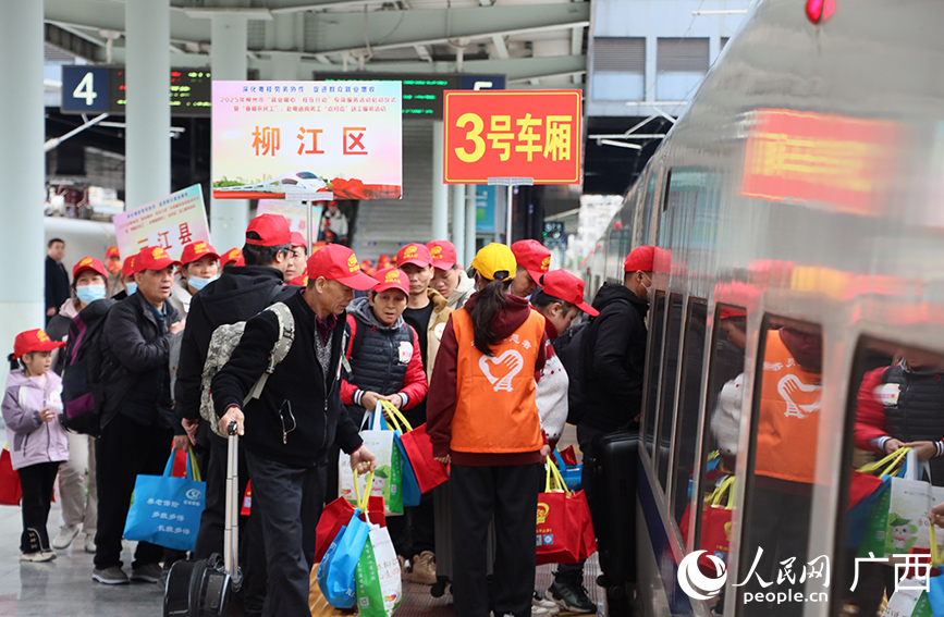 务工人员有序排队上车。人民网 付华周摄