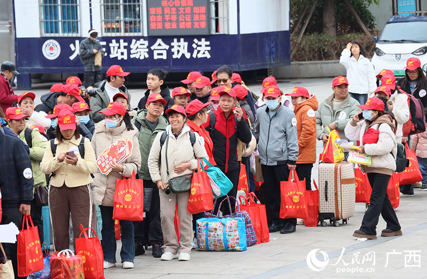 赴粤务工人员。人民网 付华周摄