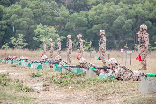 武警官兵在进行实弹射击训练。