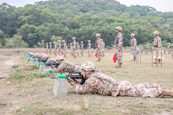 武警官兵在进行实弹射击训练。