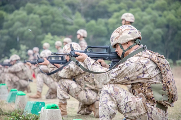 武警官兵在进行实弹射击训练。