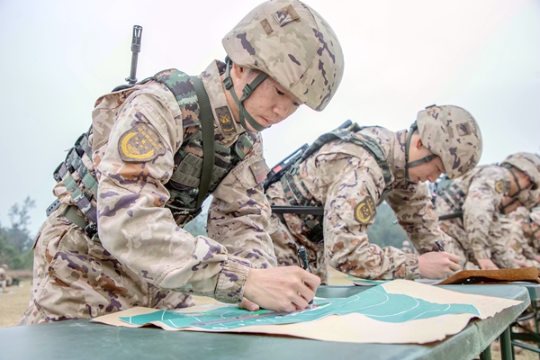 武警官兵正在分析上靶情况。
