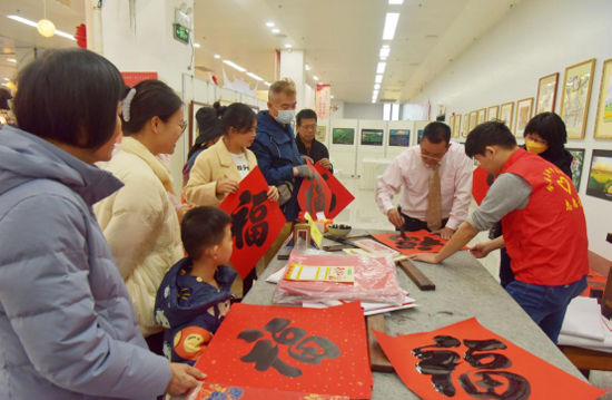 書法愛好者現場揮毫潑墨，為市民送上新春祝福。主辦方供圖