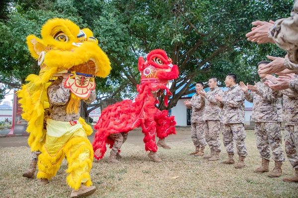 武警官兵们以“舞狮”的方式喜迎元宵佳节。